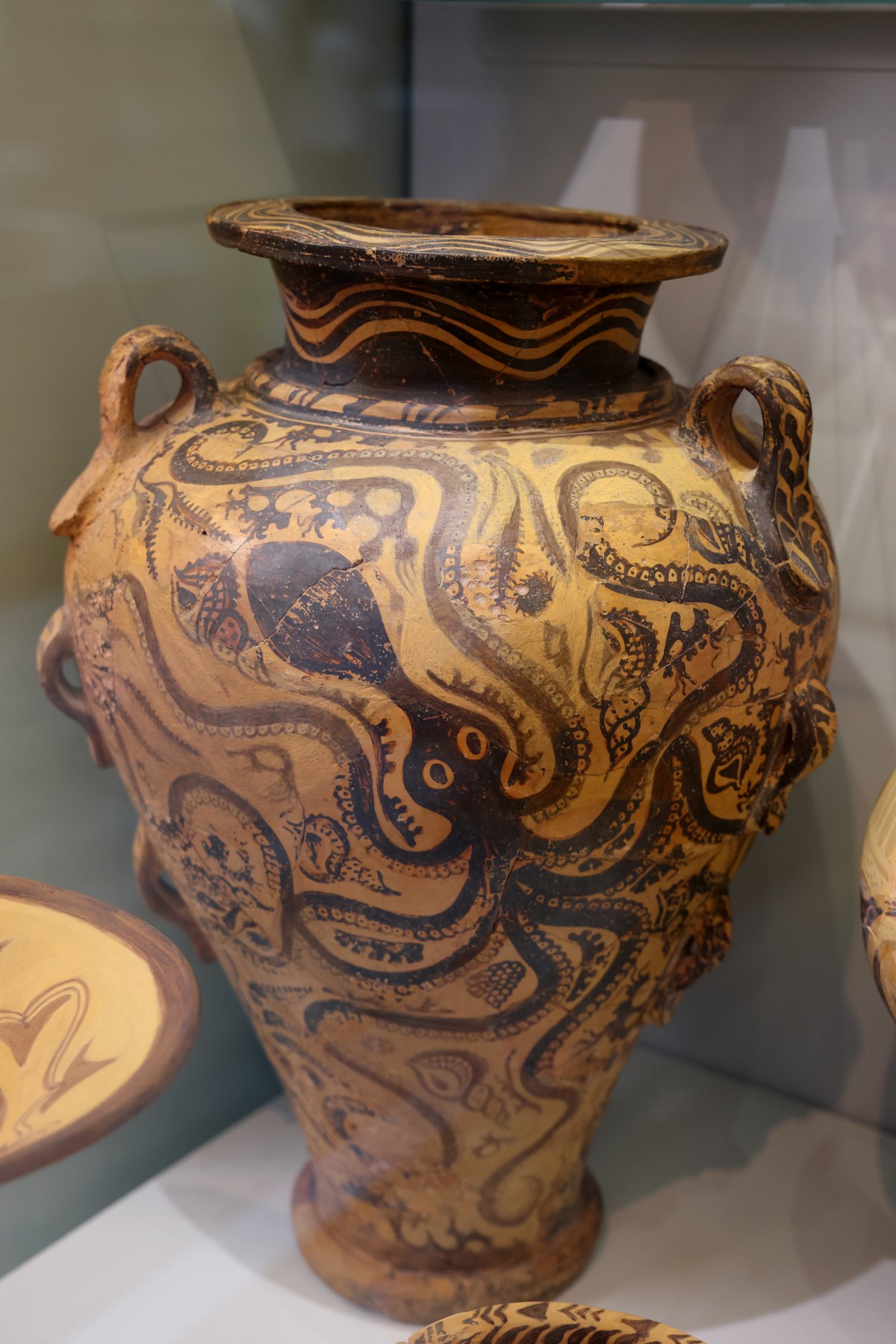 Heraklion - Archaeological museum - Urn