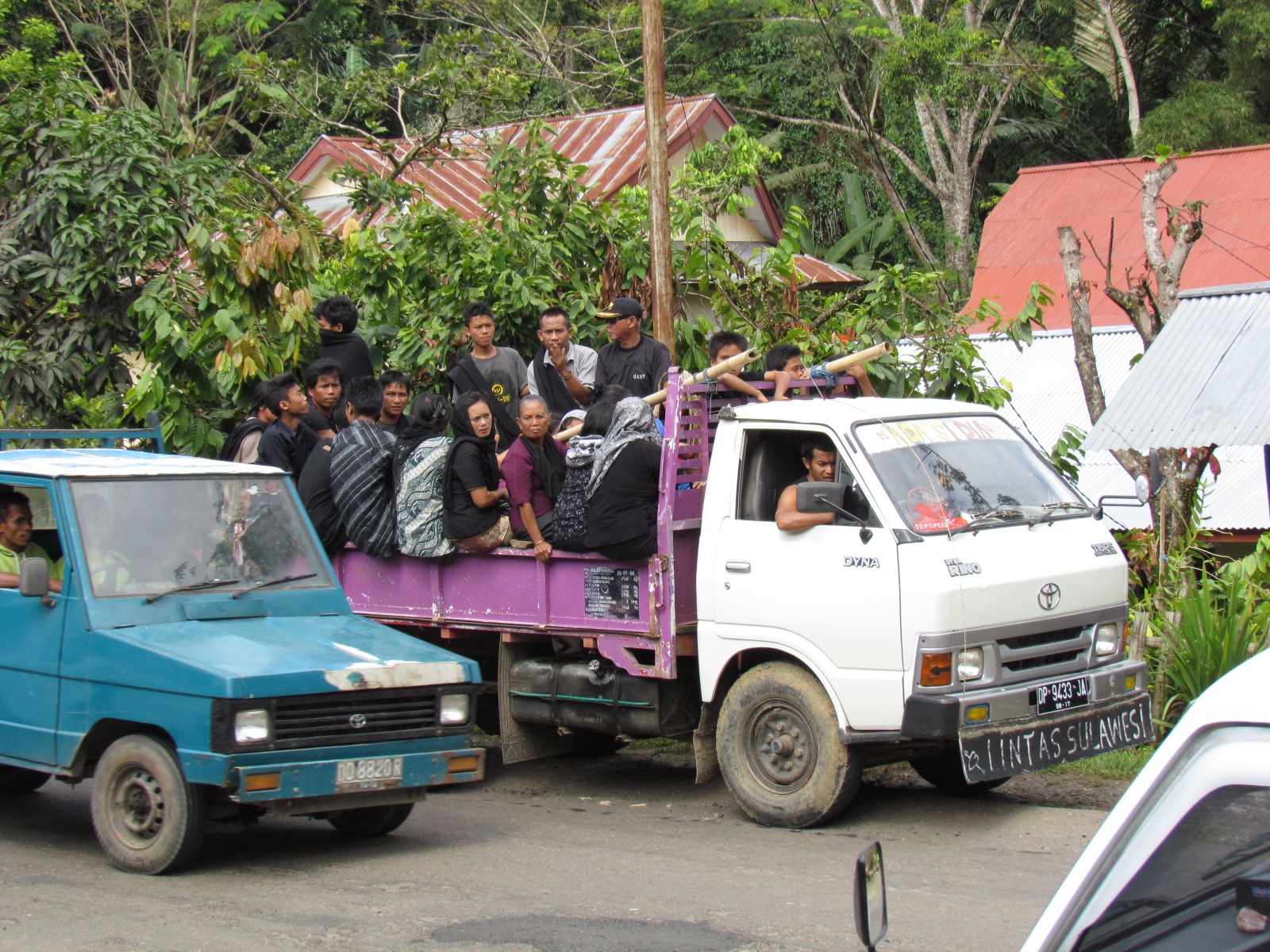 Toraja - Lemo - To burial ceremony