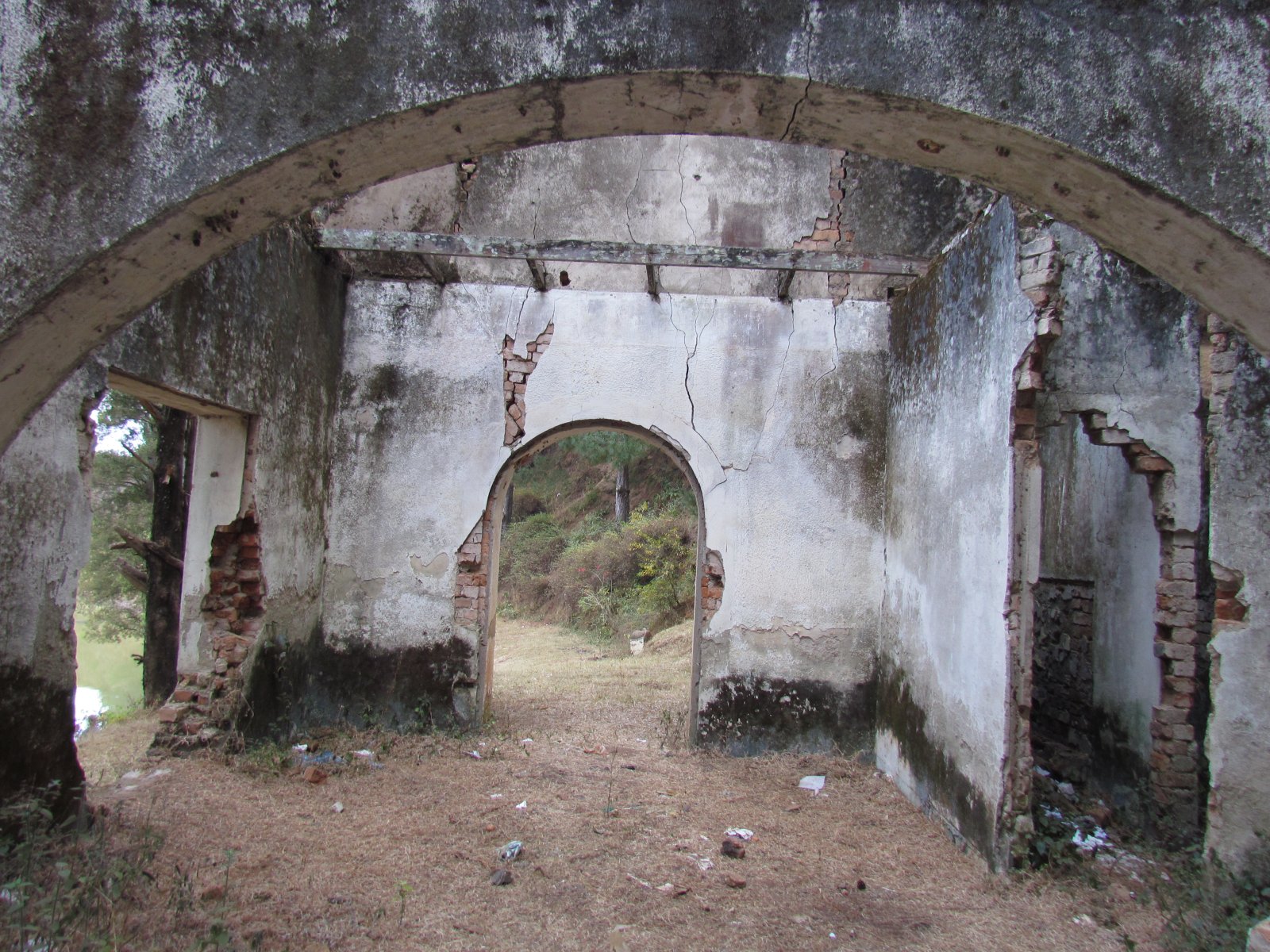 Antsirabe - Lac Andraikiba - Ruined church