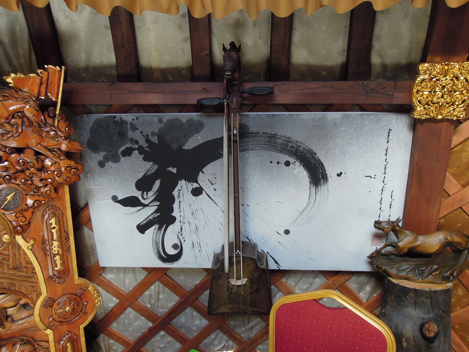 Ulaanbaatar - Sukhbaatar square - Exhibition ger - Morin khuur and calligraphy