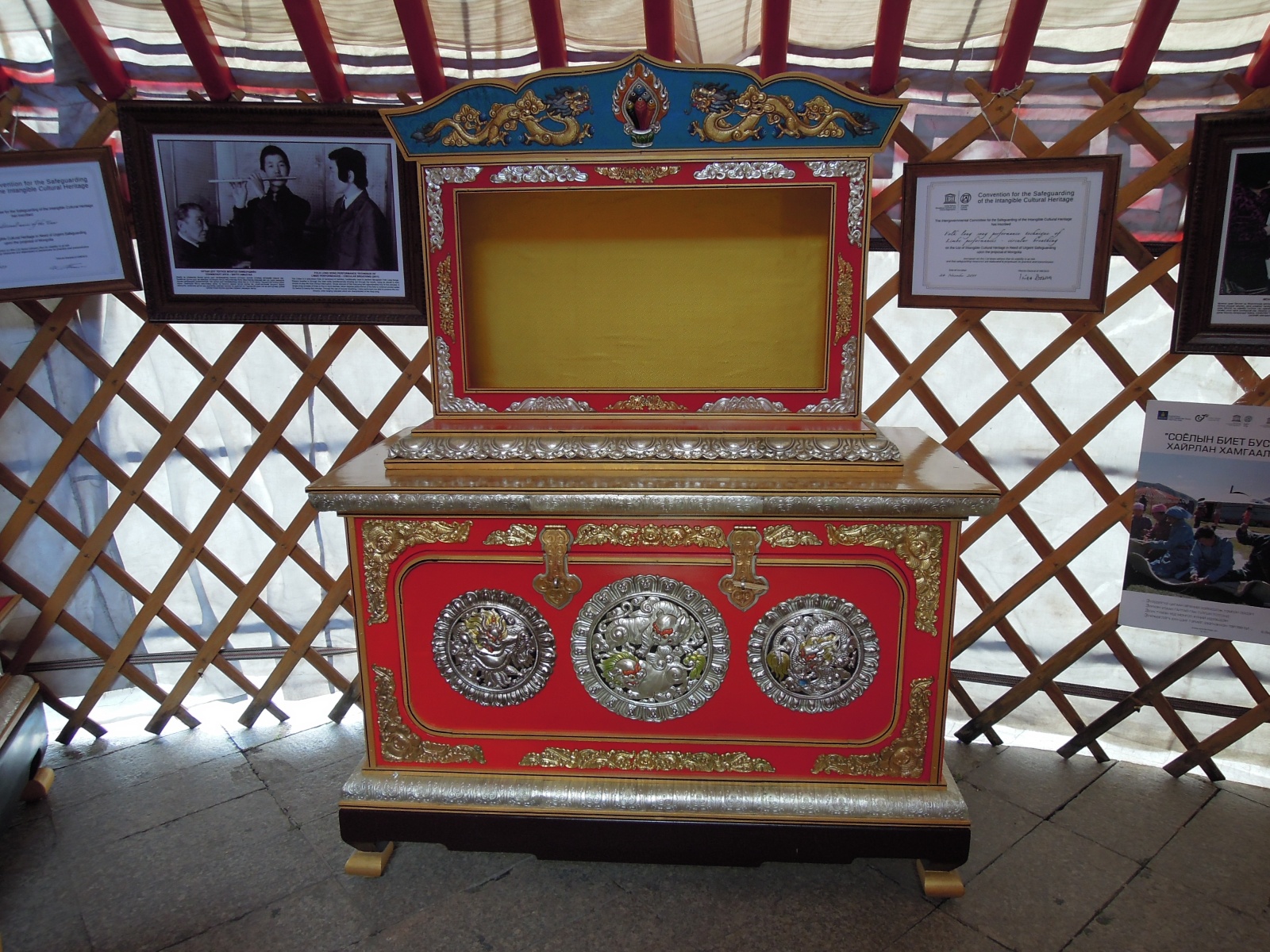 Ulaanbaatar - Sukhbaatar square - Exhibition ger - Treasure chest