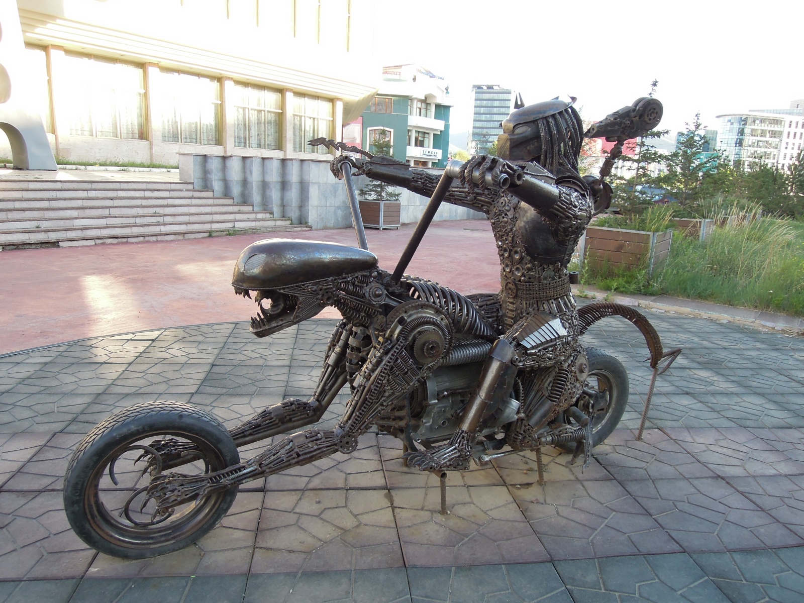 Ulaanbaatar - Alien and predator statue