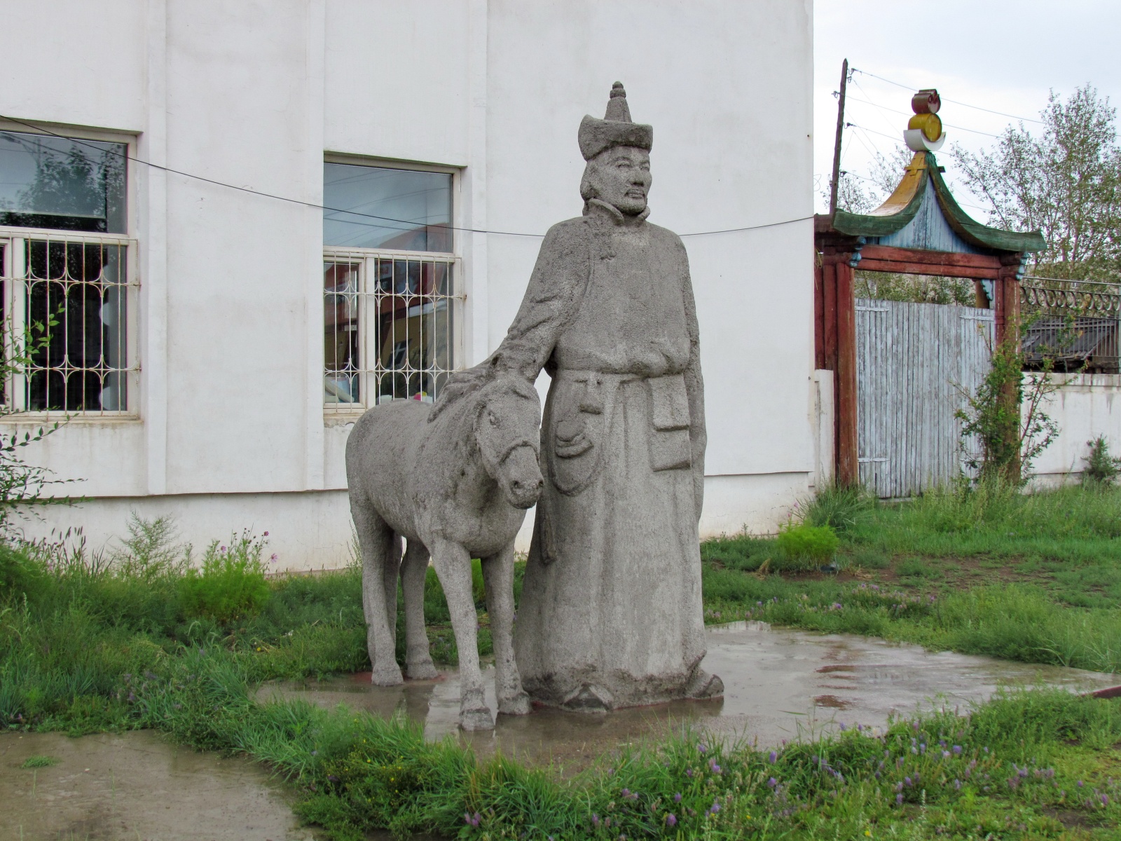 Murun - Museum - Tall man with a horse statue