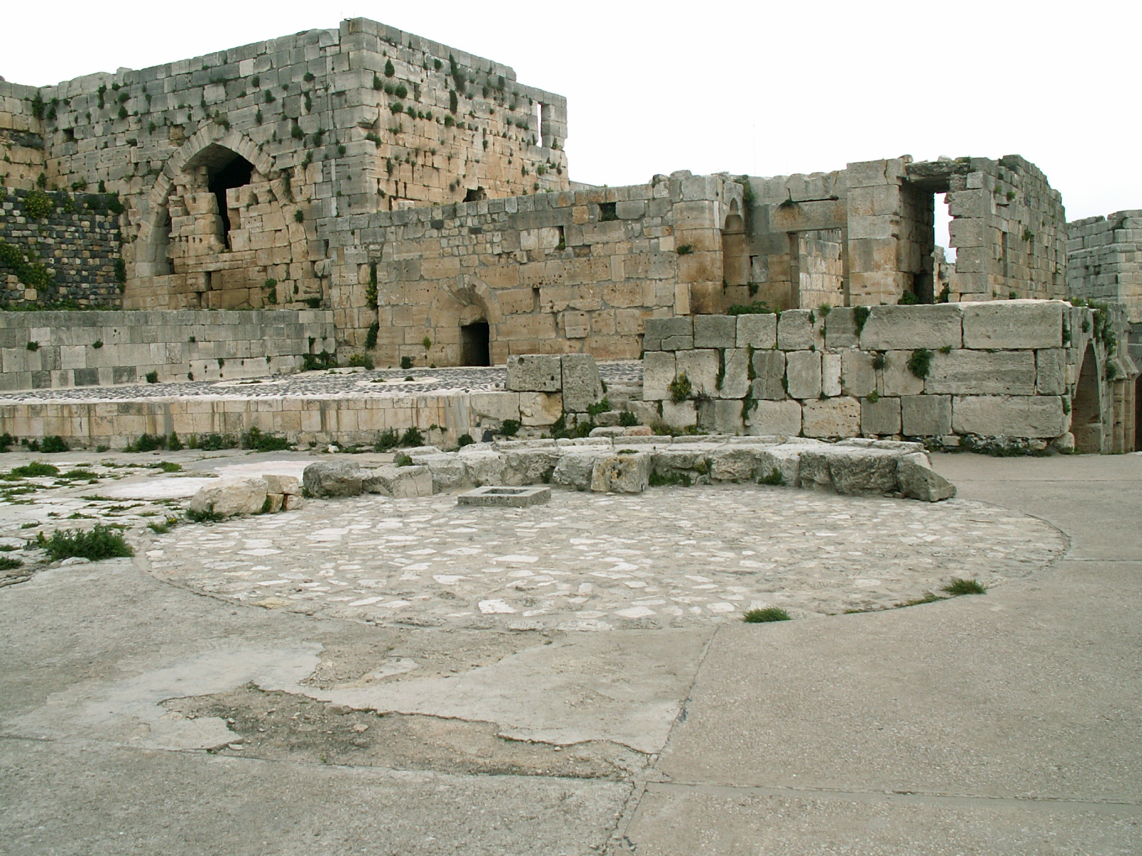 Near Homs - Krak Des Chevaliers - Round table